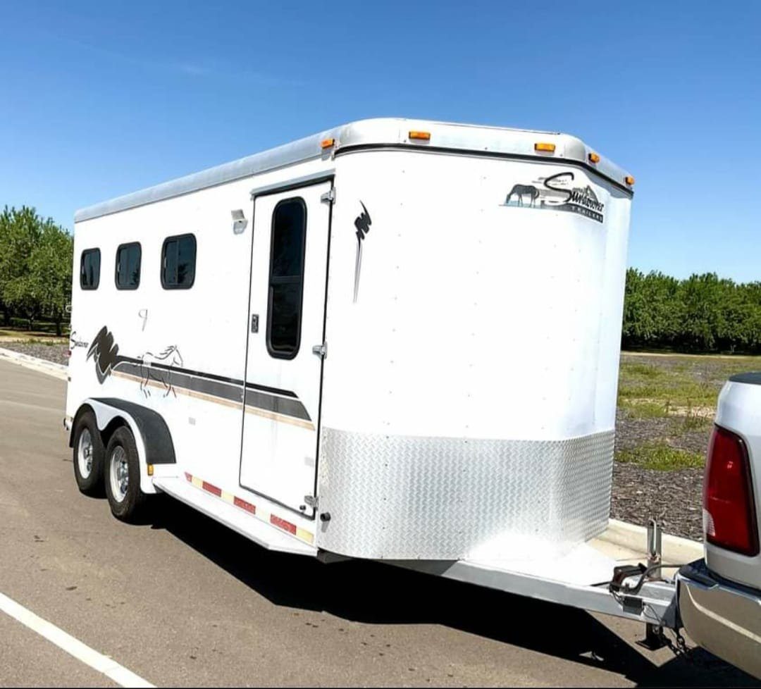 Pre-Owned 1999 Sundowner 3 Horse Trailer