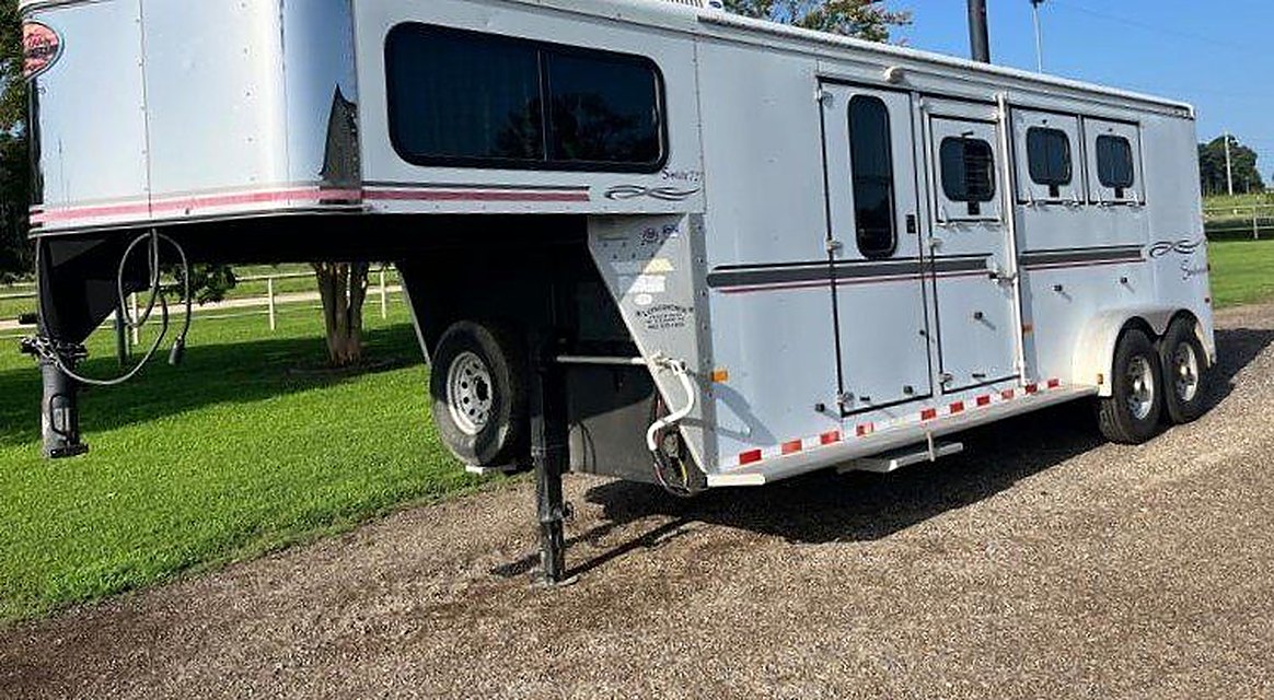 Pre-Owned 2004 Sundowner 3 Horse Weekender Horse Trailer
