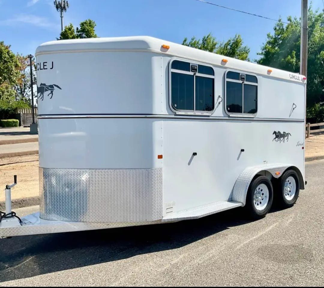 Pre-Owned 2007 Circle J 2 Horse Trailer Slant Load