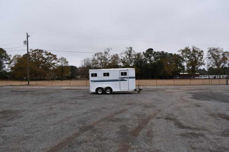 Pre-Owned 2010 Merhow 3 Horse Slant Load Bumper Pull
