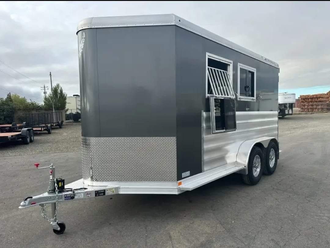Pre-Owned 2012 Featherlite 9400 2 Horse Trailer