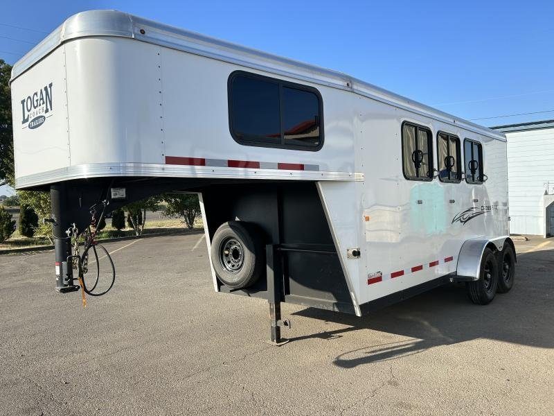 Pre-Owned 2022 Logan Coach Crossfire 3 Horse Gooseneck